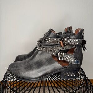 Jeffrey Campbell Everly Studded Brushed Black Ankle Boots Size 9.5